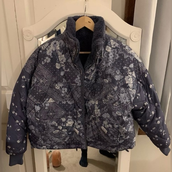 AEO American Eagle Chill Blue Paisley Floral Reversible Puffer Jacket Size XS S - Picture 2 of 6